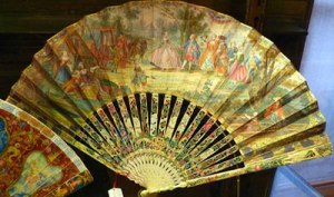 Eventail représentant la scène de l'accueil de Marie par Louis XV sur la route de Fontainebleau